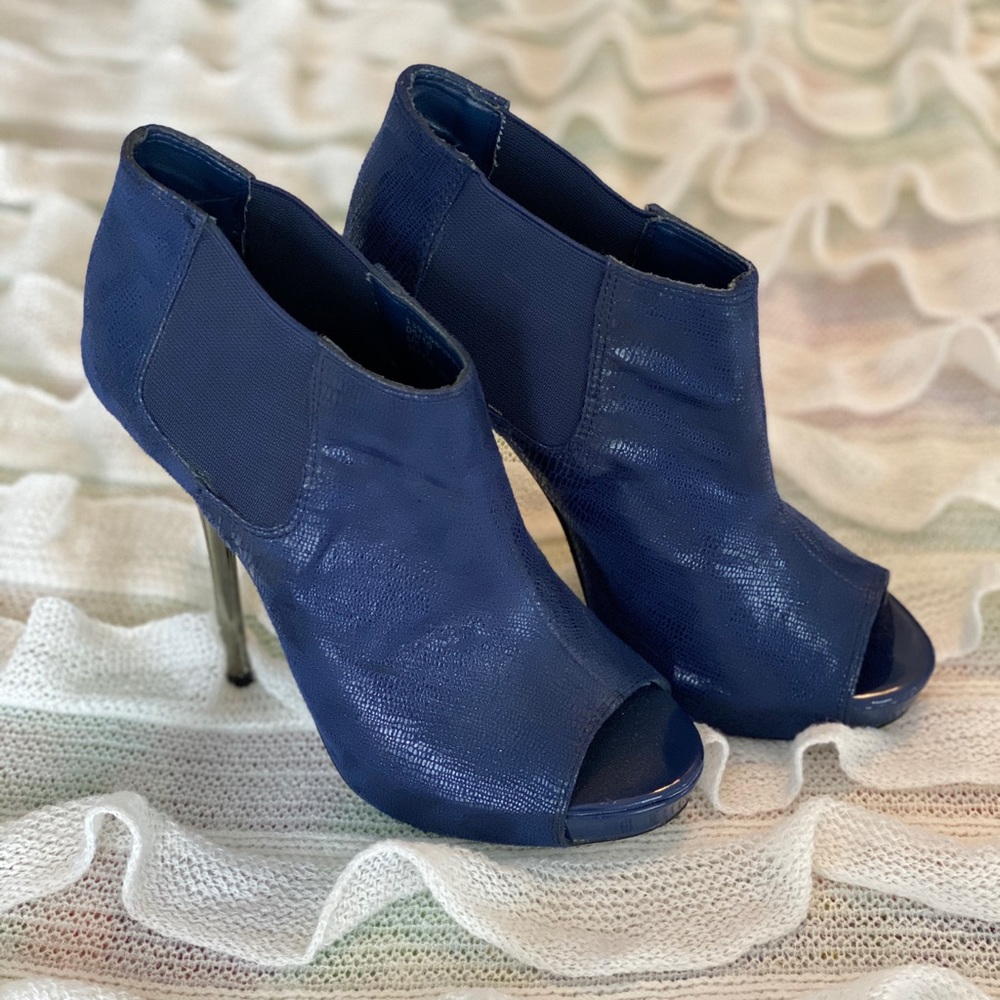 🆕 Carvela/KG Navy Snake Skin Booties size 5-6 US